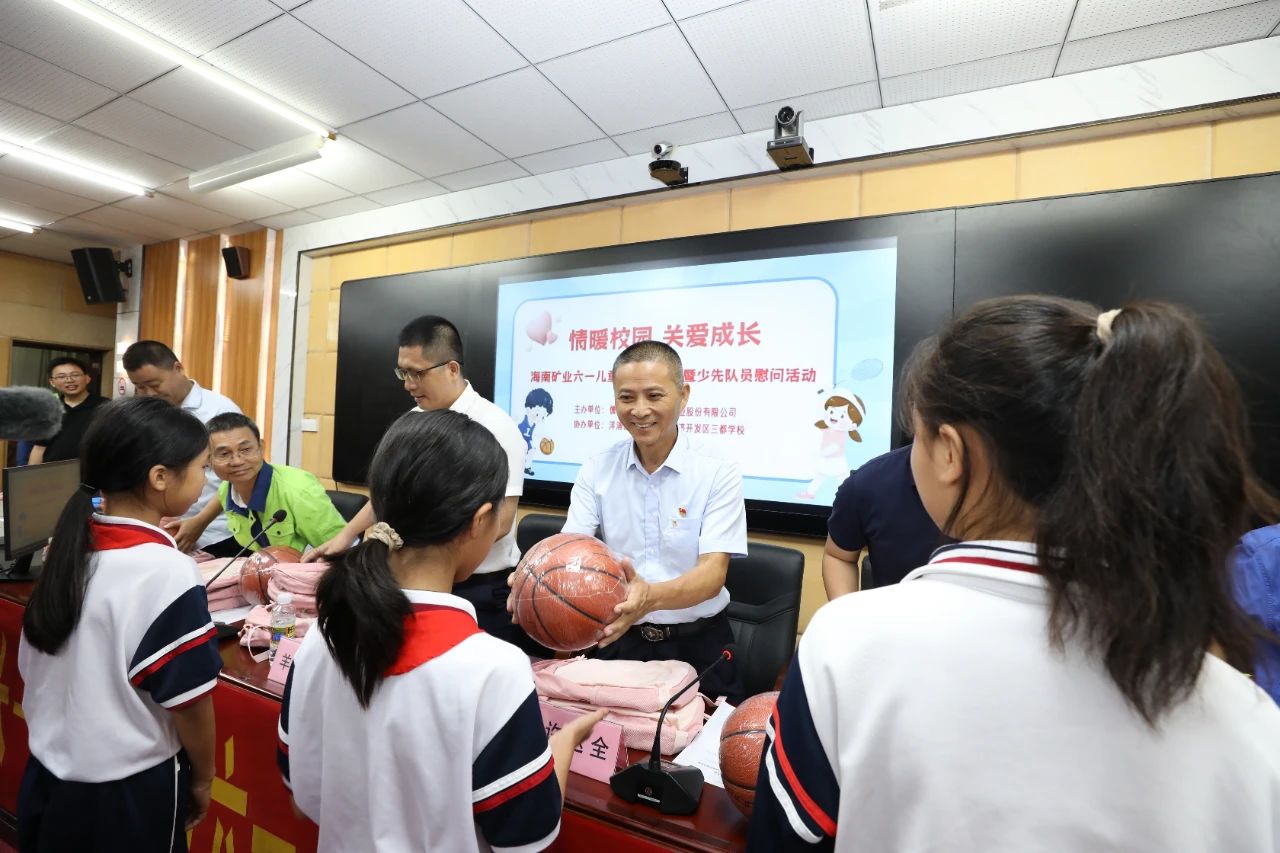 情暖校园 关爱成长 pp电子模拟器发展六一儿童节公益捐赠活动2.jpg