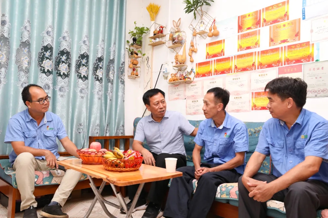 海南省总工会到pp电子模拟器走访慰问全国劳模朱平