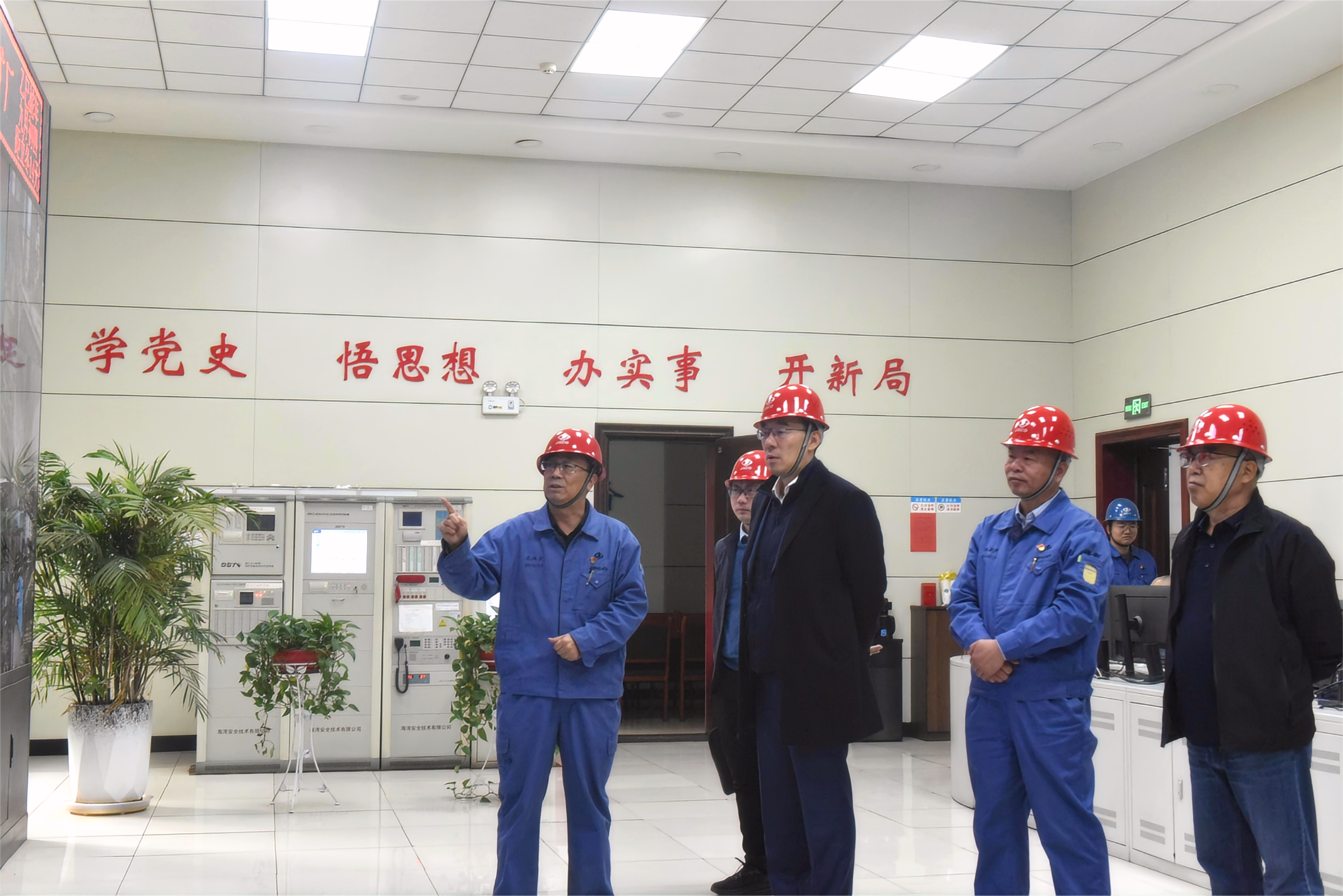 滕磊带队造访酒钢集团 互换选矿新技术利用